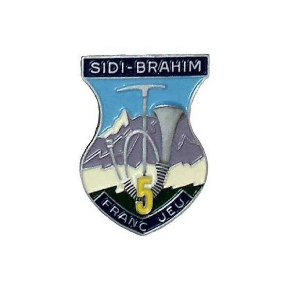 GJF 12 / Camp 5  Sidi Brahim  "Franc Jeu" , piolet et cor de chasse sur fond de montagnes enneigées, aluminium peint