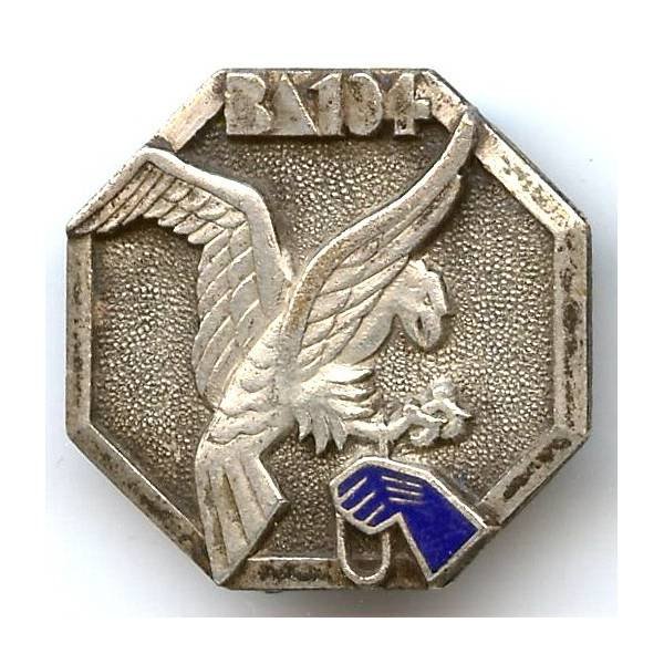 Base Aérienne 104  Le Bourget , octogonal, aigle aux ailes déployées, boléro lisse, marquage en arc