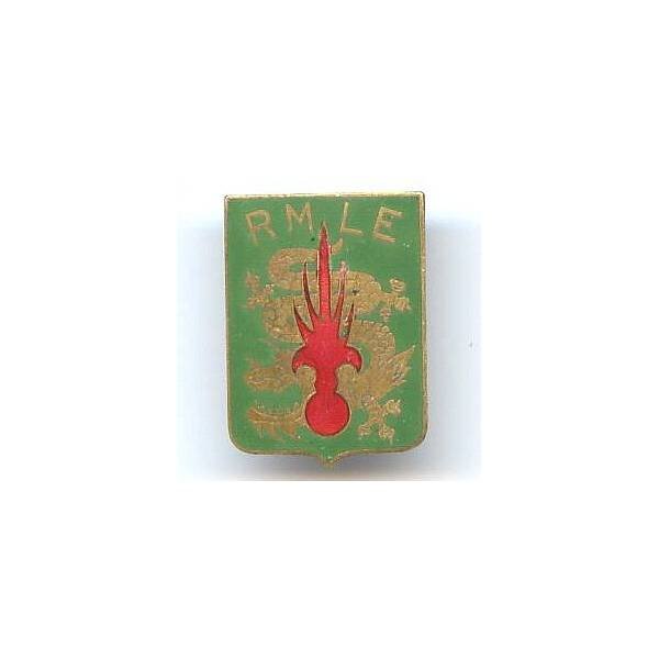 Régiment de Marche de la Légion Etrangère d'Extrême-Orient , grenade rouge sur dragon, lettres en arc de cercle, attache coupée