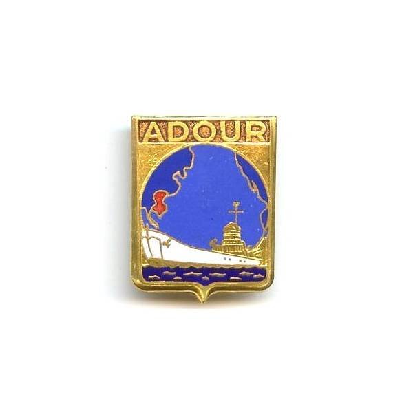 Adour (LST 1948-50), bateau blanc, ciel bleu fonçé