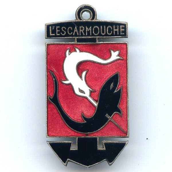 Escarmouche (frégate 1944-60) , ancre noire, espadon blanc transperçant un requin noir, fabrication 1948