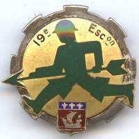 19° Escadron (Régional) du Train, petit poucet armé d'une flèche, émail, blason bordeau