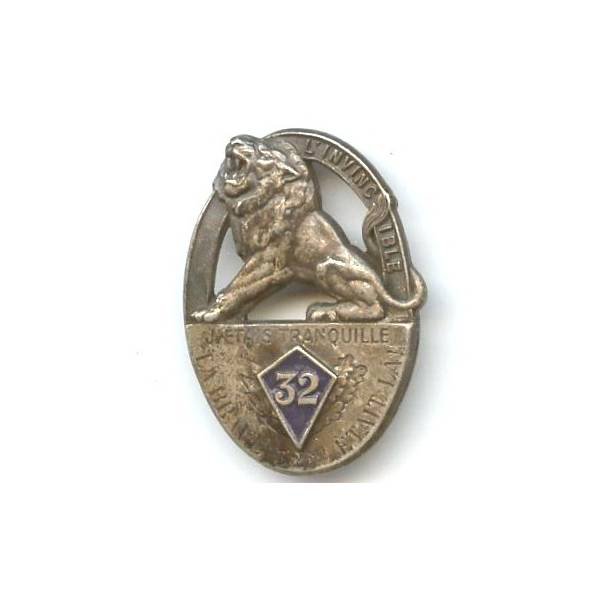 32° Régiment d'Infanterie , l'invincible en relief, lion assis, écusson peint, bordure argentée