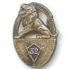 32° Régiment d'Infanterie , l'invincible en relief, lion assis, écusson peint, bordure argentée