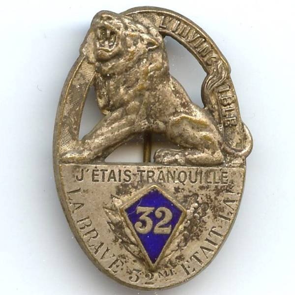 32° Régiment d'Infanterie , l'invincible en relief, lion assis, écusson émail, bordure argentée, attache à pivot