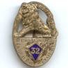 32° Régiment d'Infanterie , l'invincible en relief, lion assis, écusson émail, bordure argentée, attache à pivot