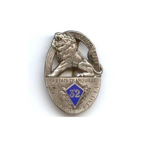 32° Régiment d'Infanterie , l'invincible en relief, lion assis, écusson émail, bordure argentée, attache à pivot