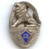 32° Régiment d'Infanterie , l'invincible en relief, lion assis, écusson émail, bordure argentée, attache à pivot