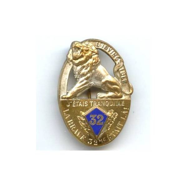 32° Régiment d'Infanterie , l'invincible, lion assis, écusson émail, bordure argentée, manque d'argenture, attache ressoudée