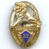32° Régiment d'Infanterie , l'invincible, lion assis, écusson émail, bordure argentée, manque d'argenture, attache ressoudée