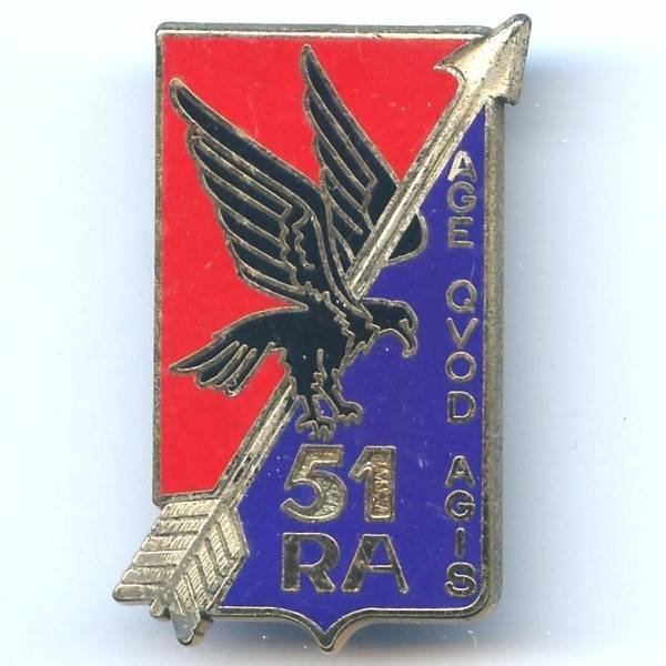51° RA, aigle noir à plat, flèche vers la droite, résine