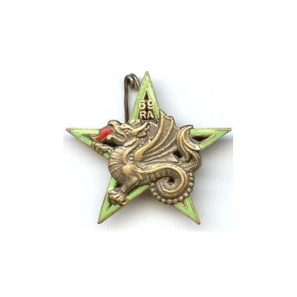 69° Rgt d' Artillerie, vert clair, dragon, attache déformée