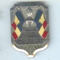 Porte- Drapeau, au dos...