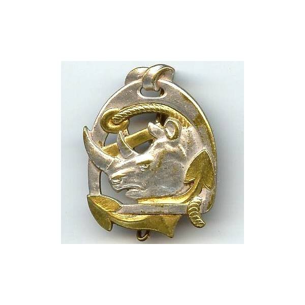8° Régiment de Chasseurs d'Afrique , tête de rhinocéros, ancre inclinée, attache remplacée