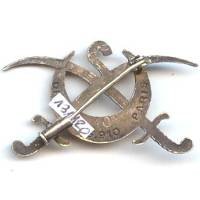 En argent , 2° Régiment de Spahis Algériens , sabres croisés, poinçonné, numéroté 10