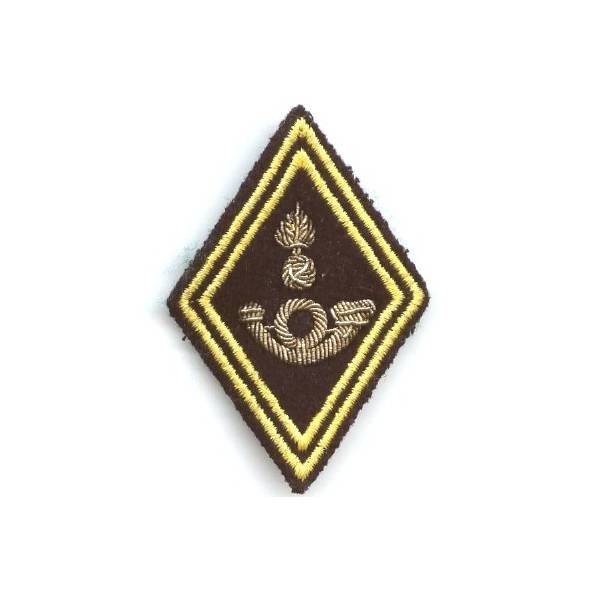 Losange de bras, canetille sur feute noir brodé de jaune