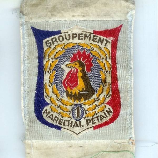 GJF 1 / 1° Groupe, tissu brodé sur fond bleu ciel