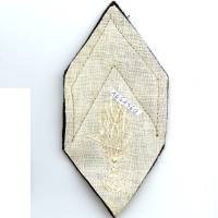 Losange de bras, canetille sur feutre noir