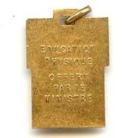 Pendentif Education Phyique, donné par le ministre