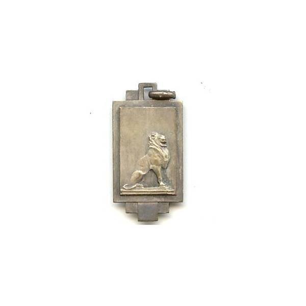 Pendentif Education Phyique , lion assis