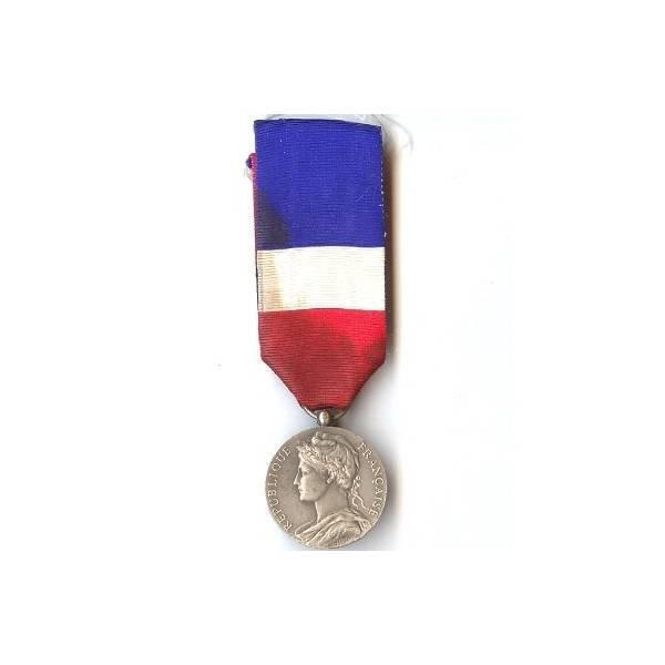 En argent , Médaille du Travail Sécurité Sociale , attribuée