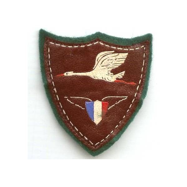 Cigogne et écu tricolore ailé, en cuir sur feutre vert