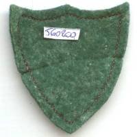 Cigogne et écu tricolore ailé, en cuir sur feutre vert