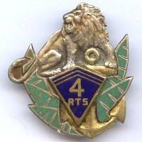 4° Rgt de Tirailleurs Sénégalais, lion, fond plein, émail, marquage en arc, 2 anneaux