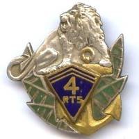 4° Rgt de Tirailleurs Sénégalais, lion, fond plein, émail, marquage en arc, 2 anneaux