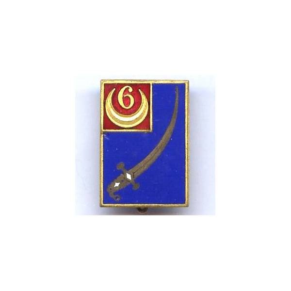 6° Régiment de Spahis Algériens , sabre dans rectangle bleu, garde argentée, 6 sur rouge translucide, petit boléro à fenêtre