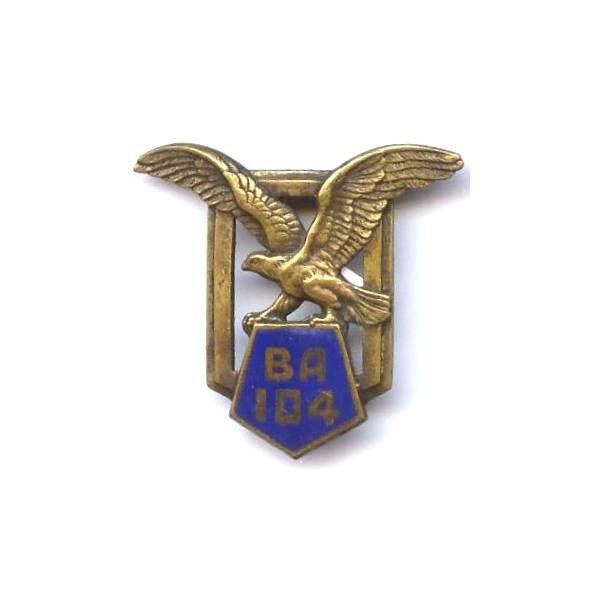 Base Aérienne 104  Le Bourget , aigle aux ailes déployées , résine, à nettoyer
