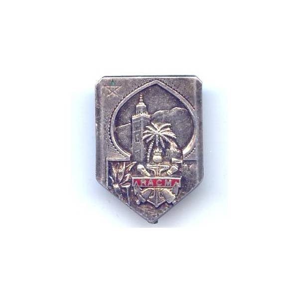 En argent , Régiment d'Artillerie Colonial du  Maroc , ancre et canons argentés , manque le poussoir