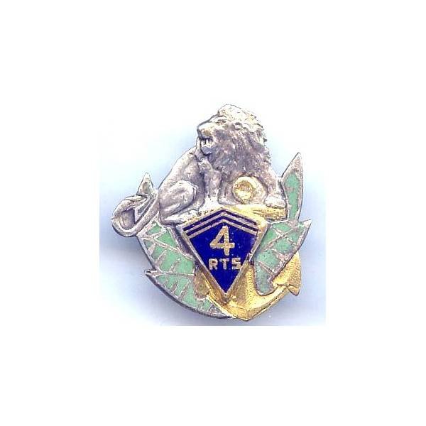 4° Rgt de Tirailleurs Sénégalais, lion, fond plein, émail, marquage en arc, 2 anneaux, vernis important