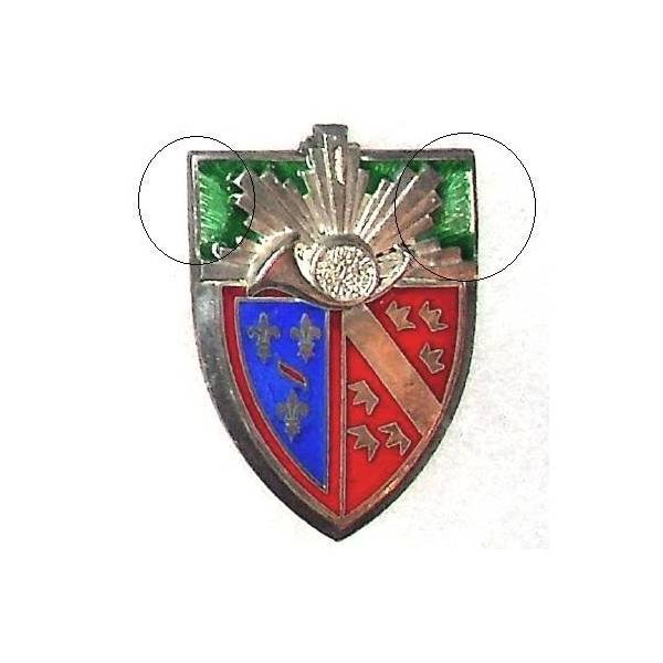 En argent , 1° Régiment de Chasseurs à Cheval , 1 au dessus du cor, éclats d'émail