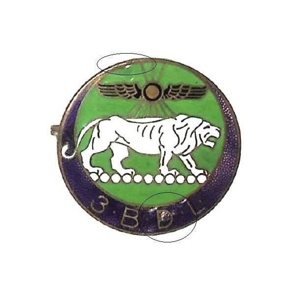 3° Bataillon du Levant , lion blanc, attache ressoudée, éclats d'émail