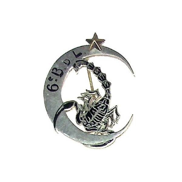 6° Bataillon du Levant , scorpion d'émail noir dans croissant argenté découpé