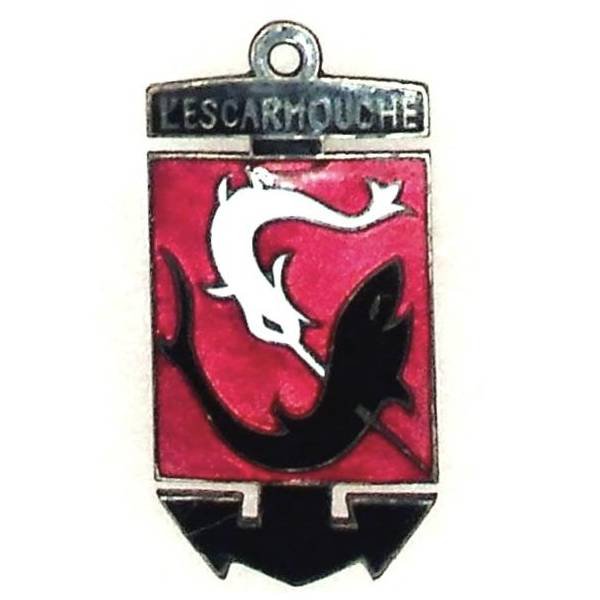 Escarmouche (frégate 1944-60) , ancre noire, espadon blanc transperçant un requin noir, éclat d'émail, dos noirçi