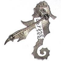 En argent , Escadrille 7C1 / AC1 , hippocampe noir debout, 40 mm, au dos "Flottille 11 F", retirage de 1982, éclats d'émail