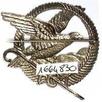 3° Régiment d'Infanterie Alpine , aigle posé aux ailes déployées, rond, tout métal, épingle horizontale