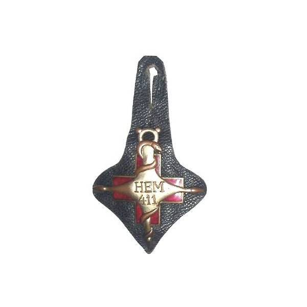 Hôpital d'Evacuation Motorisé 411 , croix d'Agadès d'argent qu'enroule un serpent d'or, patiné, sur son cuir