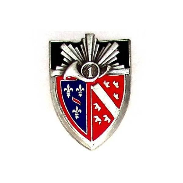 1° Régiment de Chasseurs à Cheval , 1 dans cor, argenté, résine, H 120 horizontal à gauche