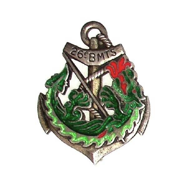 En argent , 26° Bataillon de Marche de Tirailleurs Sénégalais , inscription en creux, dragon transpercé d'une lance