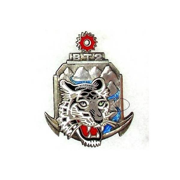 En argent , 2° Bataillon Thaï, tête de tigre, yeux verts, léger manque d'émail dans la rivière bleue