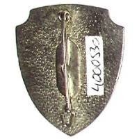 Val d'Isère   1850 m , aigle ailes déployées sur fond rouge, résine