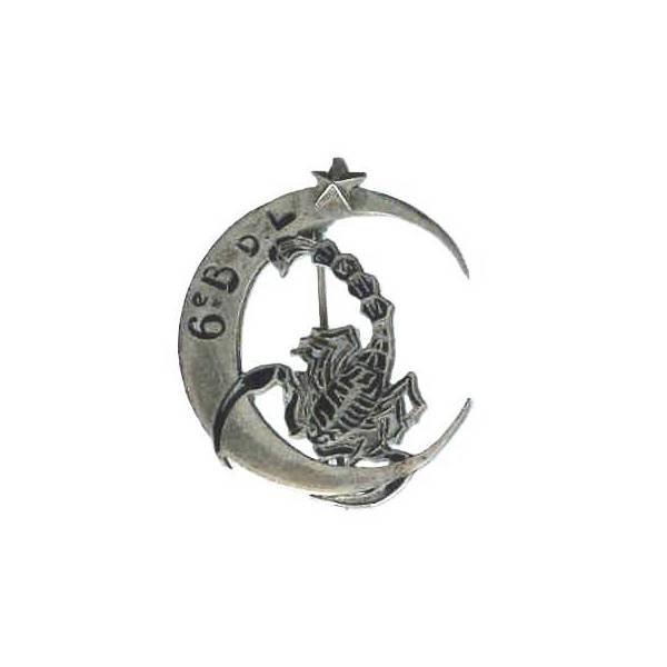 6° Bataillon du Levant , scorpion d'émail noir dans croissant argenté découpé, légers manques d' émail