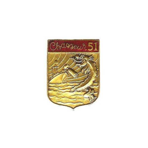 Chasseur 51, poisson-dragon dressé devant un navire, émail, dos grenu