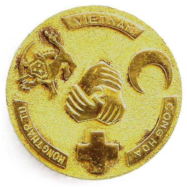 En or , Croix Rouge au Vietnam , insigne d'honneur en or, 15 grammes, attribué à la Baronne de Gunzburg