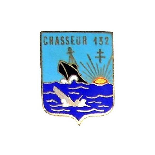 Chasseur 132 , navire noir et sous-marin argenté, soleil levant, émail, dos grenu