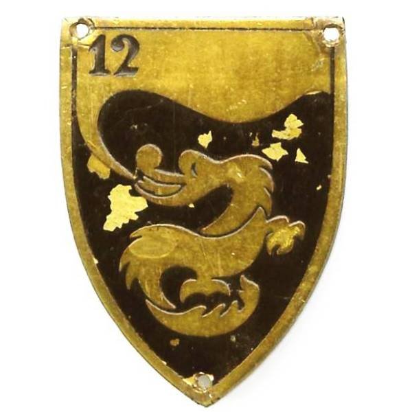 12° Régiment de Dragons , écu, dragon sur fond noir, peint, 3 trous de couture, éclats de peinture