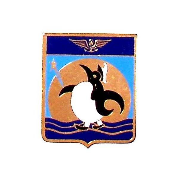 Escadrille 51 S (1983-..) , pingouin sur lune pleine marchant sur la mer, attache pins